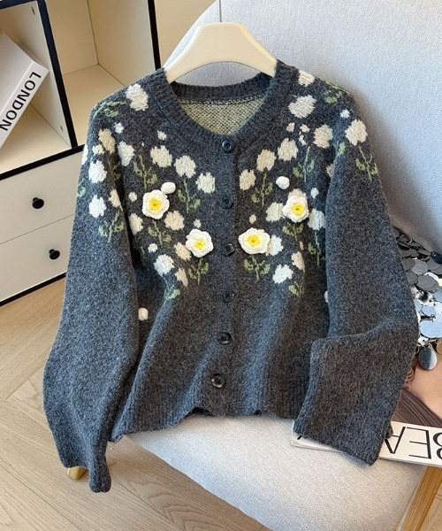 LUCPY(ラクピー)の「フラワーモチーフ刺繍ニットカーディガン(カーディガン/ボレロ・レディース・グレー/ダークグレー・FREE)」の2枚目の写真