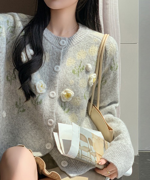 LUCPY(ラクピー)の「フラワーモチーフ刺繍ニットカーディガン(カーディガン/ボレロ・レディース・グレー/ダークグレー・FREE)」の3枚目の写真