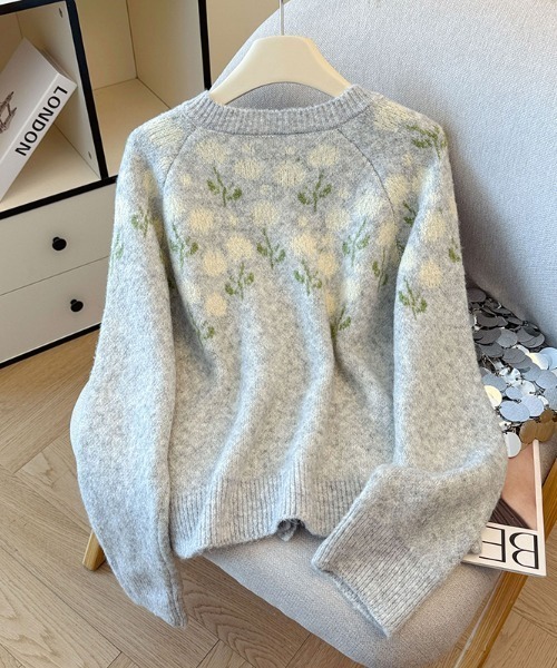 LUCPY(ラクピー)の「フラワーモチーフ刺繍ニットカーディガン(カーディガン/ボレロ・レディース・グレー/ダークグレー・FREE)」の4枚目の写真