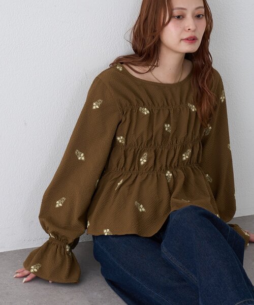DISCOAT(ディスコート)の「花柄刺繍シャーリングブラウス(シャツ/ブラウス・レディース・ブラウン/アイボリー/ブラック・FREE)」の1枚目の写真