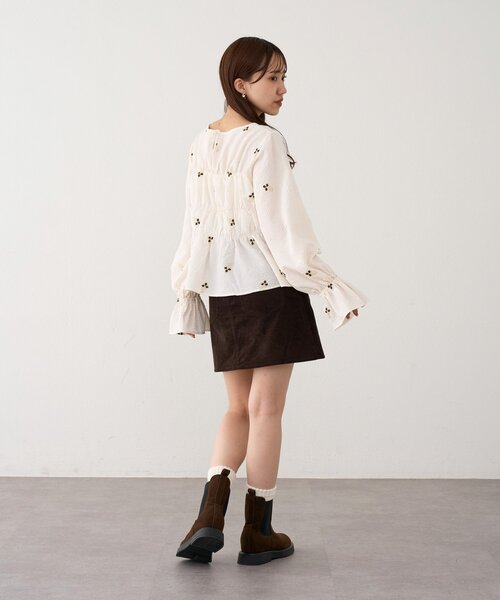 DISCOAT(ディスコート)の「花柄刺繍シャーリングブラウス(シャツ/ブラウス・レディース・ブラウン/アイボリー/ブラック・FREE)」の5枚目の写真
