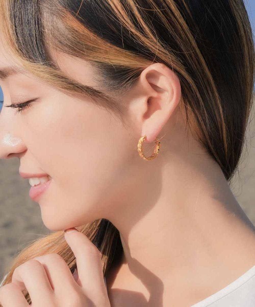 Stelino（ステリノ）の「ハワイアンジュエリー フープピアス 透かし彫り 波 マイレ 直径20mm 金属アレルギー対応  (両耳用)（ピアス（両耳用）・レディース・シルバー/ゴールド/ピンクゴールド・FREE）」の4枚目の写真