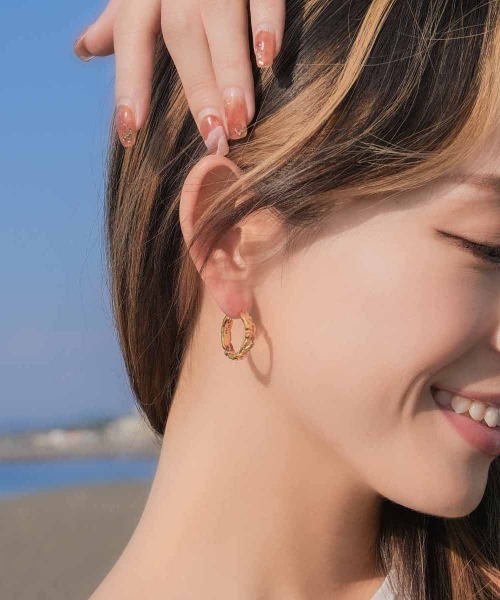 Stelino（ステリノ）の「ハワイアンジュエリー フープピアス 透かし彫り 波 マイレ 直径20mm 金属アレルギー対応  (両耳用)（ピアス（両耳用）・レディース・シルバー/ゴールド/ピンクゴールド・FREE）」の5枚目の写真