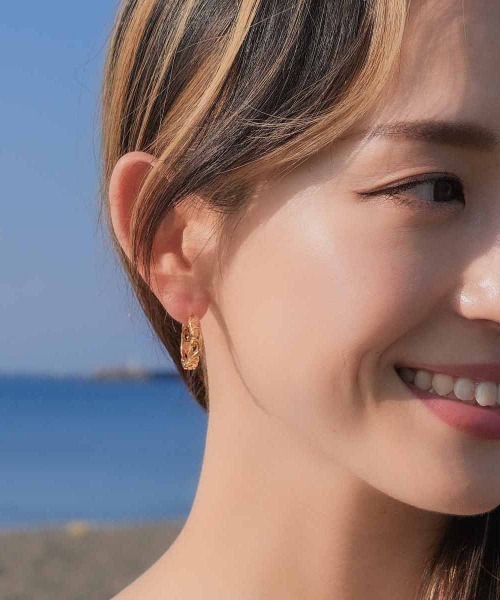 Stelino（ステリノ）の「ハワイアンジュエリー フープピアス 透かし彫り 波 マイレ 直径20mm 金属アレルギー対応  (両耳用)（ピアス（両耳用）・レディース・シルバー/ゴールド/ピンクゴールド・FREE）」の6枚目の写真