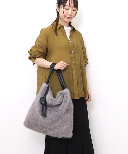 Nananoel(ナナノエル)の「FAKE FUR ONESHOULDER BAG/A4対応(ショルダーバッグ・レディース・モカ/グレー・FREE)」の2枚目の写真