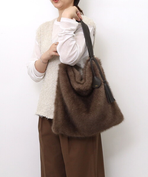 Nananoel(ナナノエル)の「FAKE FUR ONESHOULDER BAG/A4対応(ショルダーバッグ・レディース・モカ/グレー・FREE)」の1枚目の写真