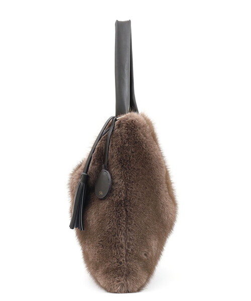 Nananoel(ナナノエル)の「FAKE FUR ONESHOULDER BAG/A4対応(ショルダーバッグ・レディース・モカ/グレー・FREE)」の6枚目の写真