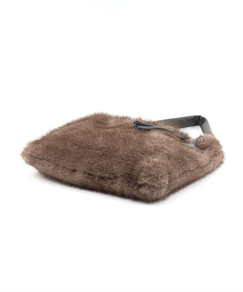 Nananoel(ナナノエル)の「FAKE FUR ONESHOULDER BAG/A4対応(ショルダーバッグ・レディース・モカ/グレー・FREE)」の7枚目の写真