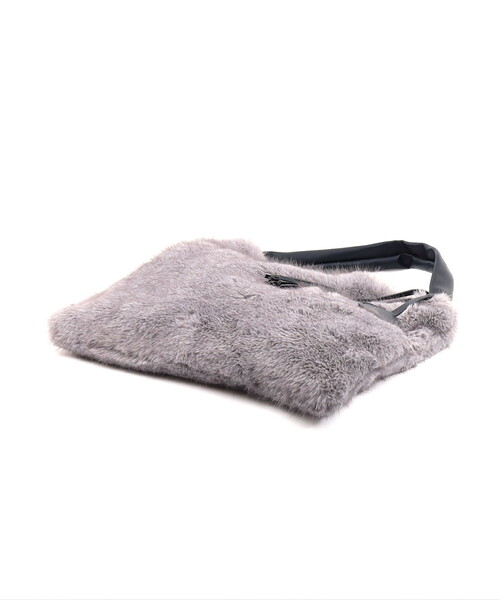 Nananoel(ナナノエル)の「FAKE FUR ONESHOULDER BAG/A4対応(ショルダーバッグ・レディース・モカ/グレー・FREE)」の10枚目の写真
