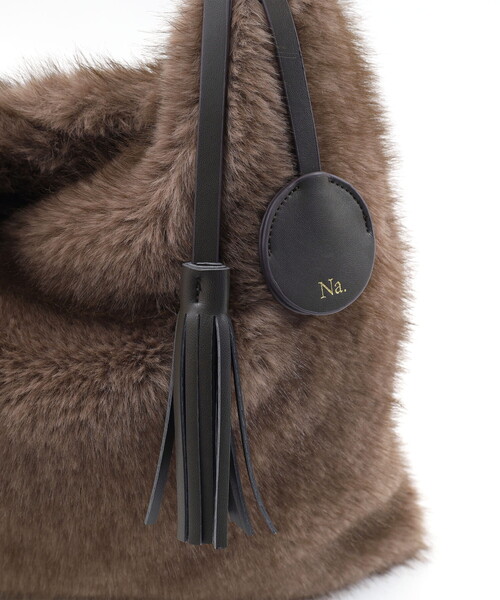 Nananoel(ナナノエル)の「FAKE FUR ONESHOULDER BAG/A4対応(ショルダーバッグ・レディース・モカ/グレー・FREE)」の13枚目の写真