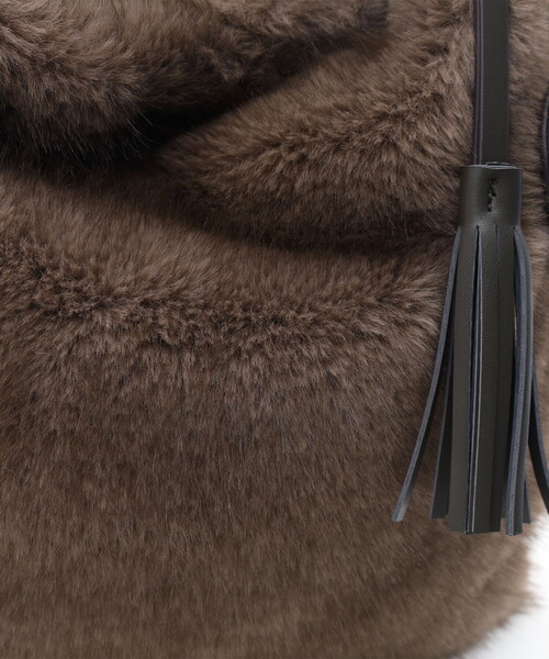 Nananoel(ナナノエル)の「FAKE FUR ONESHOULDER BAG/A4対応(ショルダーバッグ・レディース・モカ/グレー・FREE)」の14枚目の写真