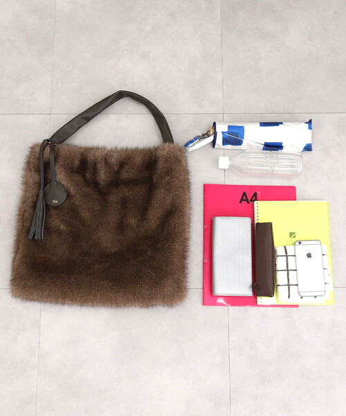 Nananoel(ナナノエル)の「FAKE FUR ONESHOULDER BAG/A4対応(ショルダーバッグ・レディース・モカ/グレー・FREE)」の16枚目の写真