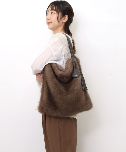 Nananoel(ナナノエル)の「FAKE FUR ONESHOULDER BAG/A4対応(ショルダーバッグ・レディース・モカ/グレー・FREE)」の17枚目の写真