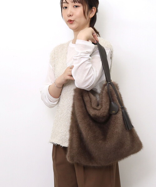 Nananoel(ナナノエル)の「FAKE FUR ONESHOULDER BAG/A4対応(ショルダーバッグ・レディース・モカ/グレー・FREE)」の18枚目の写真