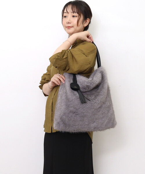 Nananoel(ナナノエル)の「FAKE FUR ONESHOULDER BAG/A4対応(ショルダーバッグ・レディース・モカ/グレー・FREE)」の19枚目の写真