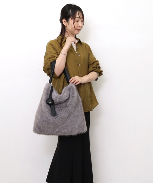 Nananoel(ナナノエル)の「FAKE FUR ONESHOULDER BAG/A4対応(ショルダーバッグ・レディース・モカ/グレー・FREE)」の20枚目の写真