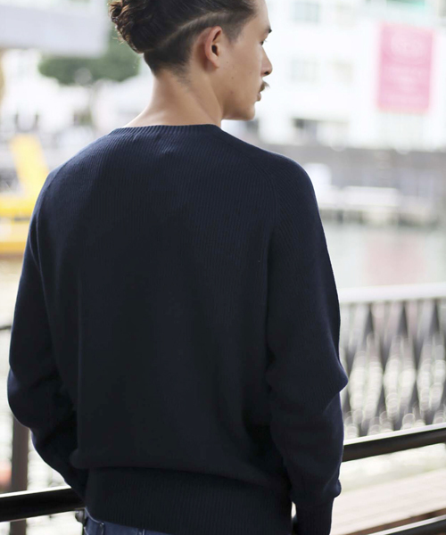 Denime（ドゥニーム）の「片畦クルーネックニット（ニット/セーター・メンズ・カーキ/グレー/ネイビー・MEDIUM/LARGE/X-LARGE）」の9枚目の写真