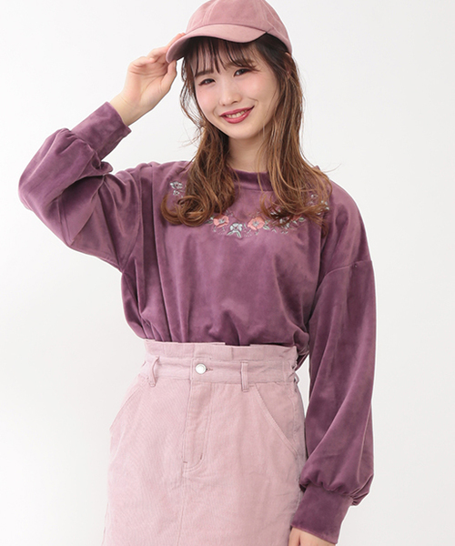 one after another NICE CLAUP(ワンアフターアナザーナイスクラップ)の「べロア刺繍PO(Tシャツ/カットソー・レディース・レッド系その他/ライトグレー/ブラック・FREE)」の1枚目の写真