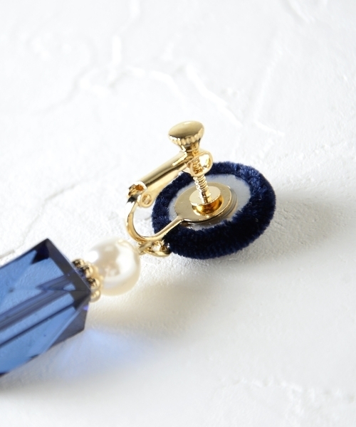 MAJESTIC LEGON（マジェスティックレゴン）の「【WEB限定価格】スクエアアクリルイヤリング（イヤリング・レディース・ネイビー/ボルドー・FREE）」の3枚目の写真