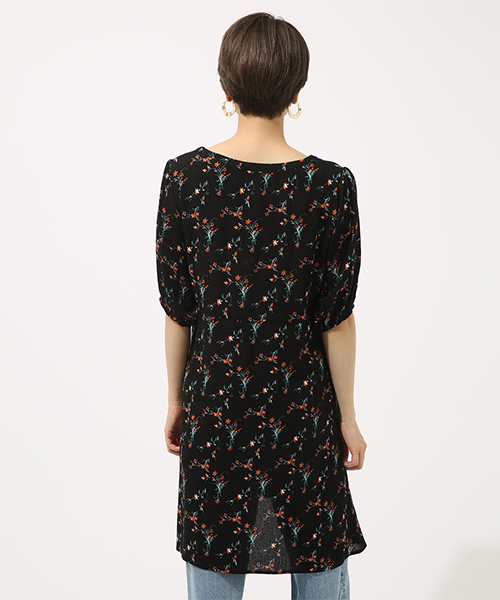 AZUL by moussy（アズールバイマウジー）の「花柄楊柳シフォンガウン（シャツ/ブラウス・レディース・ブラック系その他/レッド系その他/ブラック・MEDIUM/SMALL）」の6枚目の写真