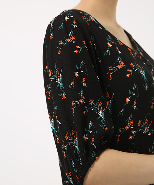 AZUL by moussy（アズールバイマウジー）の「花柄楊柳シフォンガウン（シャツ/ブラウス・レディース・ブラック系その他/レッド系その他/ブラック・MEDIUM/SMALL）」の4枚目の写真