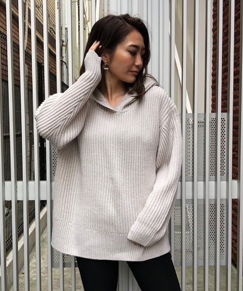 ENVYM（アンビー）の「オーバーサイズフーディーＫＮＩＴ（ニット/セーター・レディース・ブラック/ベージュ/グレー/ピンク・FREE）」の2枚目の写真