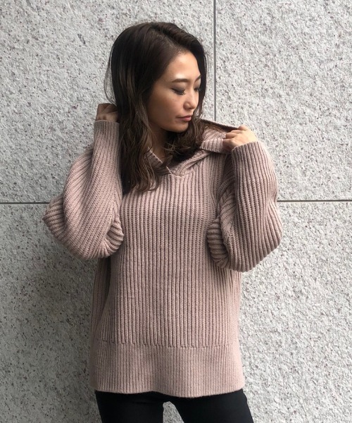 ENVYM（アンビー）の「オーバーサイズフーディーＫＮＩＴ（ニット/セーター・レディース・ブラック/ベージュ/グレー/ピンク・FREE）」の4枚目の写真