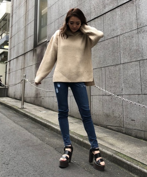 ENVYM（アンビー）の「オーバーサイズフーディーＫＮＩＴ（ニット/セーター・レディース・ブラック/ベージュ/グレー/ピンク・FREE）」の6枚目の写真