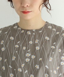 yuni（ユニ ）の「多色花刺繍 back ribon ワンピース