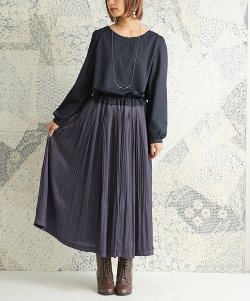 osharewalker（オシャレウォーカー）の「『サテンプリーツワンピース』（ワンピース・レディース・グレイッシュベージュ/ダークネイビー・1/2）」の3枚目の写真