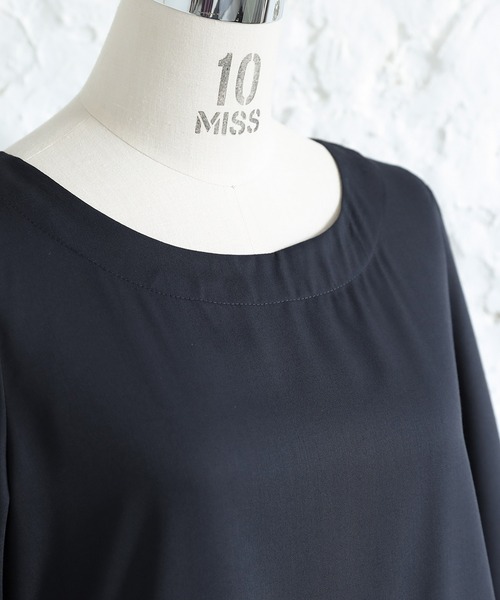 osharewalker（オシャレウォーカー）の「『サテンプリーツワンピース』（ワンピース・レディース・グレイッシュベージュ/ダークネイビー・1/2）」の6枚目の写真