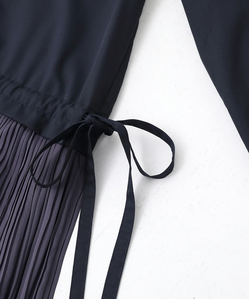 osharewalker（オシャレウォーカー）の「『サテンプリーツワンピース』（ワンピース・レディース・グレイッシュベージュ/ダークネイビー・1/2）」の7枚目の写真