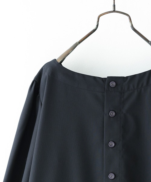 osharewalker（オシャレウォーカー）の「『サテンプリーツワンピース』（ワンピース・レディース・グレイッシュベージュ/ダークネイビー・1/2）」の9枚目の写真