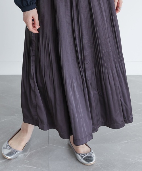 osharewalker（オシャレウォーカー）の「『サテンプリーツワンピース』（ワンピース・レディース・グレイッシュベージュ/ダークネイビー・1/2）」の16枚目の写真