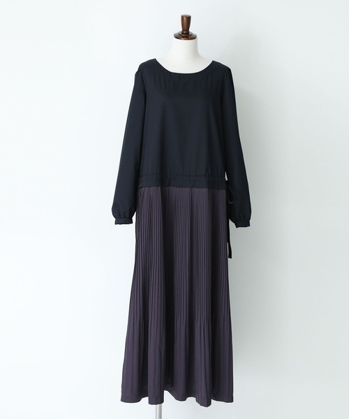 osharewalker（オシャレウォーカー）の「『サテンプリーツワンピース』（ワンピース・レディース・グレイッシュベージュ/ダークネイビー・1/2）」の18枚目の写真
