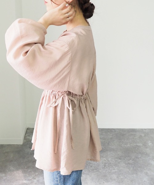 Riberry(リベリー)の「ボリューム袖ウエスト絞りシャツ(チュニック・レディース・ベージュ/オフホワイト/ブルー・MEDIUM)」の2枚目の写真