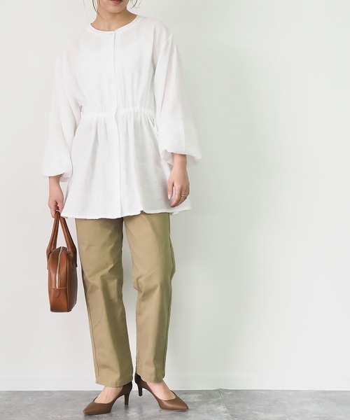 Riberry(リベリー)の「ボリューム袖ウエスト絞りシャツ(チュニック・レディース・ベージュ/オフホワイト/ブルー・MEDIUM)」の11枚目の写真