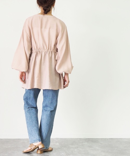 Riberry(リベリー)の「ボリューム袖ウエスト絞りシャツ(チュニック・レディース・ベージュ/オフホワイト/ブルー・MEDIUM)」の17枚目の写真