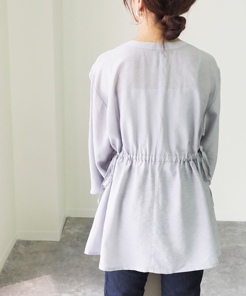 Riberry(リベリー)の「ボリューム袖ウエスト絞りシャツ(チュニック・レディース・ベージュ/オフホワイト/ブルー・MEDIUM)」の5枚目の写真