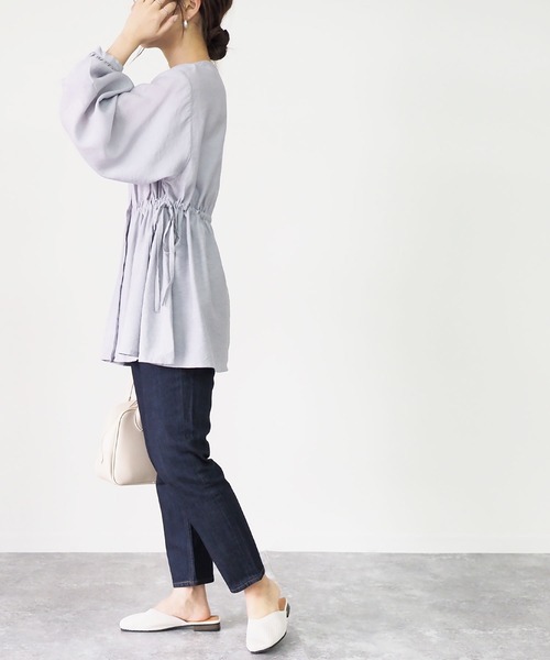 Riberry(リベリー)の「ボリューム袖ウエスト絞りシャツ(チュニック・レディース・ベージュ/オフホワイト/ブルー・MEDIUM)」の8枚目の写真