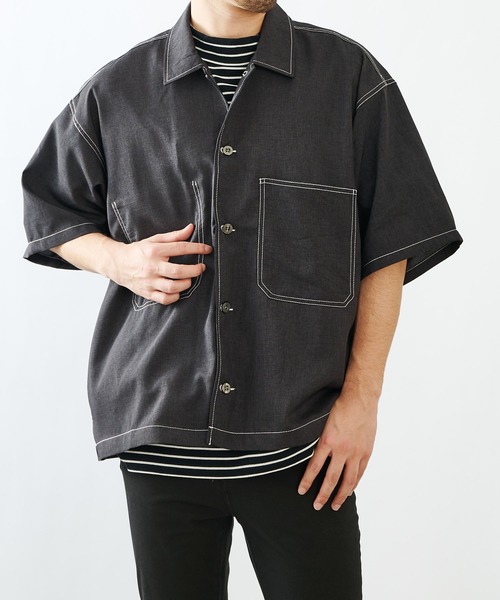 COLONY 2139（コロニートゥーワンスリーナイン）の「ポリトロステッチ配色ポケットBIG半袖シャツ/オーバーサイズ半袖シャツ(セットアップ可)（シャツ/ブラウス・メンズ・グレー/ブラック/カーキ・MEDIUM/LARGE）」の2枚目の写真