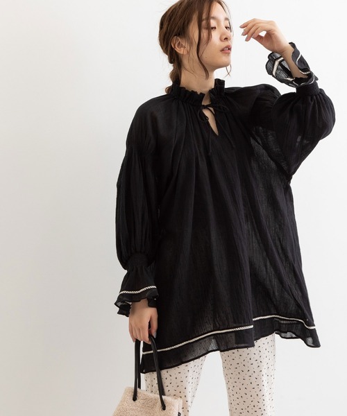 POU DOU DOU（プードゥドゥ）の「空羽コットンギャザースモック（シャツ/ブラウス・レディース・ブラック/オフホワイト・3）」の2枚目の写真