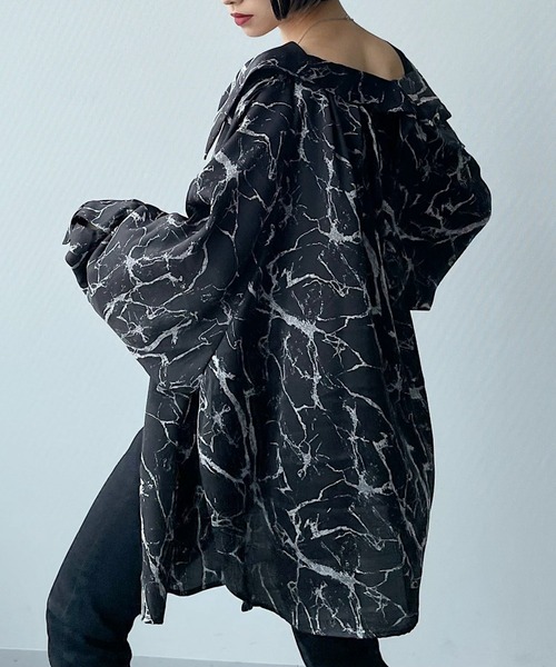 PAGEBOY(ページボーイ)の「ラインモアレBIGシャツ(シャツ/ブラウス・レディース・ホワイト系その他/ブラック系その他・FREE)」の3枚目の写真