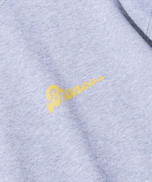 ROOPTOKYO（ループトウキョウ）の「ROOPTOKYOオリジナル NFL BRONCOS Sweat クルーネック カレッジロゴ ユニセックス ビッグシルエット デンバー・ブロンコス（スウェット・メンズ・グレー/ブラウン/サンドベージュ・M/L/XL）」の7枚目の写真