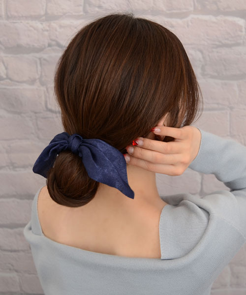 TONE SELECT GOODS(トーンセレクトグッズ)の「【float】光沢 リボン シュシュ【13色展開】(シュシュ・レディース・ブラック/グレー/スカイブルー/イエロー/ワイン/サーモンピンク/ネイビー/ホワイト/ブラウン/サックスブルー/マスタード/ピンク/スモークピンク/アイボリー/エメラルドブルー/チャコール/カーキ/パープル/チェリーピンク/ブルー/グリーン・FREE)」の11枚目の写真