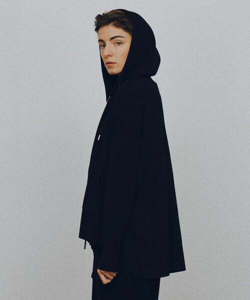 JOSEPH STUDIO（ジョゼフストゥディオ）の「スムースパフ　ニットパーカー（パーカー・レディース・ブラック系/黄土色系/アイボリー系・SMALL/MEDIUM/LARGE）」の2枚目の写真