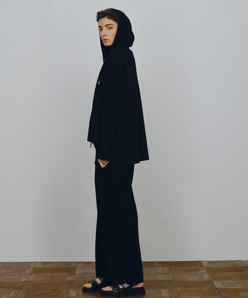 JOSEPH STUDIO（ジョゼフストゥディオ）の「スムースパフ　ニットパーカー（パーカー・レディース・ブラック系/黄土色系/アイボリー系・SMALL/MEDIUM/LARGE）」の4枚目の写真