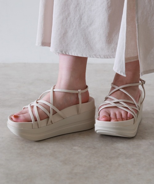 Cheek（チーク）の「ボリュームソールクロスサンダル（サンダル・レディース・ブラック/アイボリー・SMALL/MEDIUM/LARGE）」の4枚目の写真