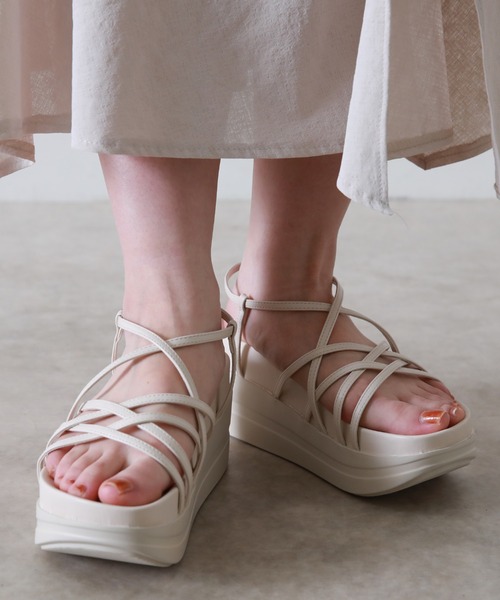 Cheek（チーク）の「ボリュームソールクロスサンダル（サンダル・レディース・ブラック/アイボリー・SMALL/MEDIUM/LARGE）」の5枚目の写真