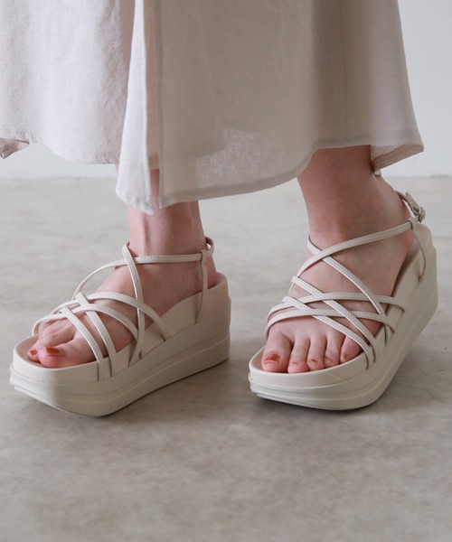 Cheek（チーク）の「ボリュームソールクロスサンダル（サンダル・レディース・ブラック/アイボリー・SMALL/MEDIUM/LARGE）」の6枚目の写真